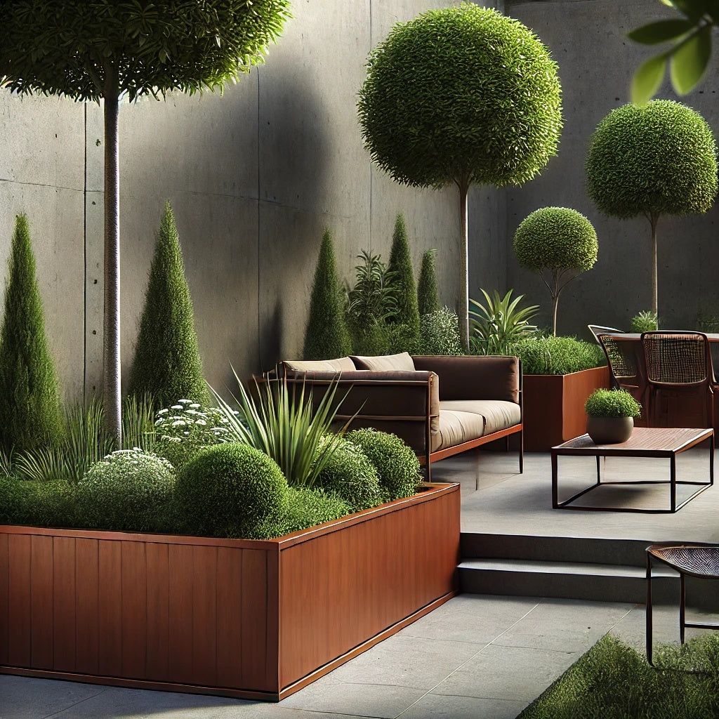 Stilvoller Garten mit rostfarbenem Metall-Hochbeet, minimalistischer Gestaltung und harmonischer Bepflanzung. Robuste Garten-Deko aus Cortenstahl für eine natürliche und langlebige Optik.