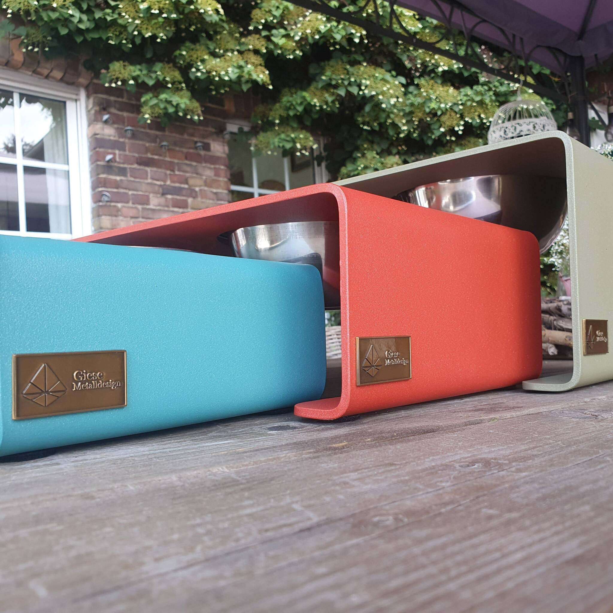 Futterstation für Hunde und Katzen aus Stahl mit Edelstahlnäpfen