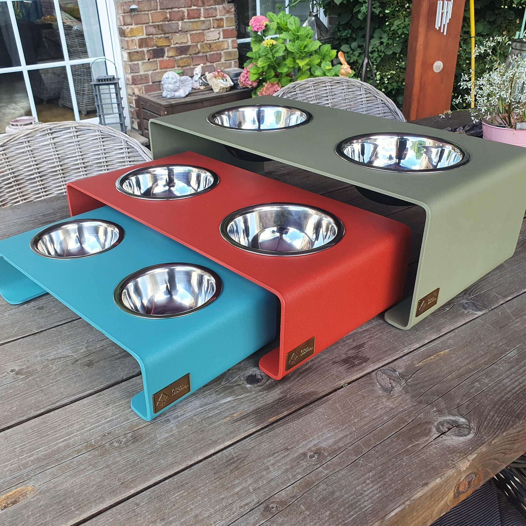 Futterstation für Hunde und Katzen aus Stahl mit Edelstahlnäpfen