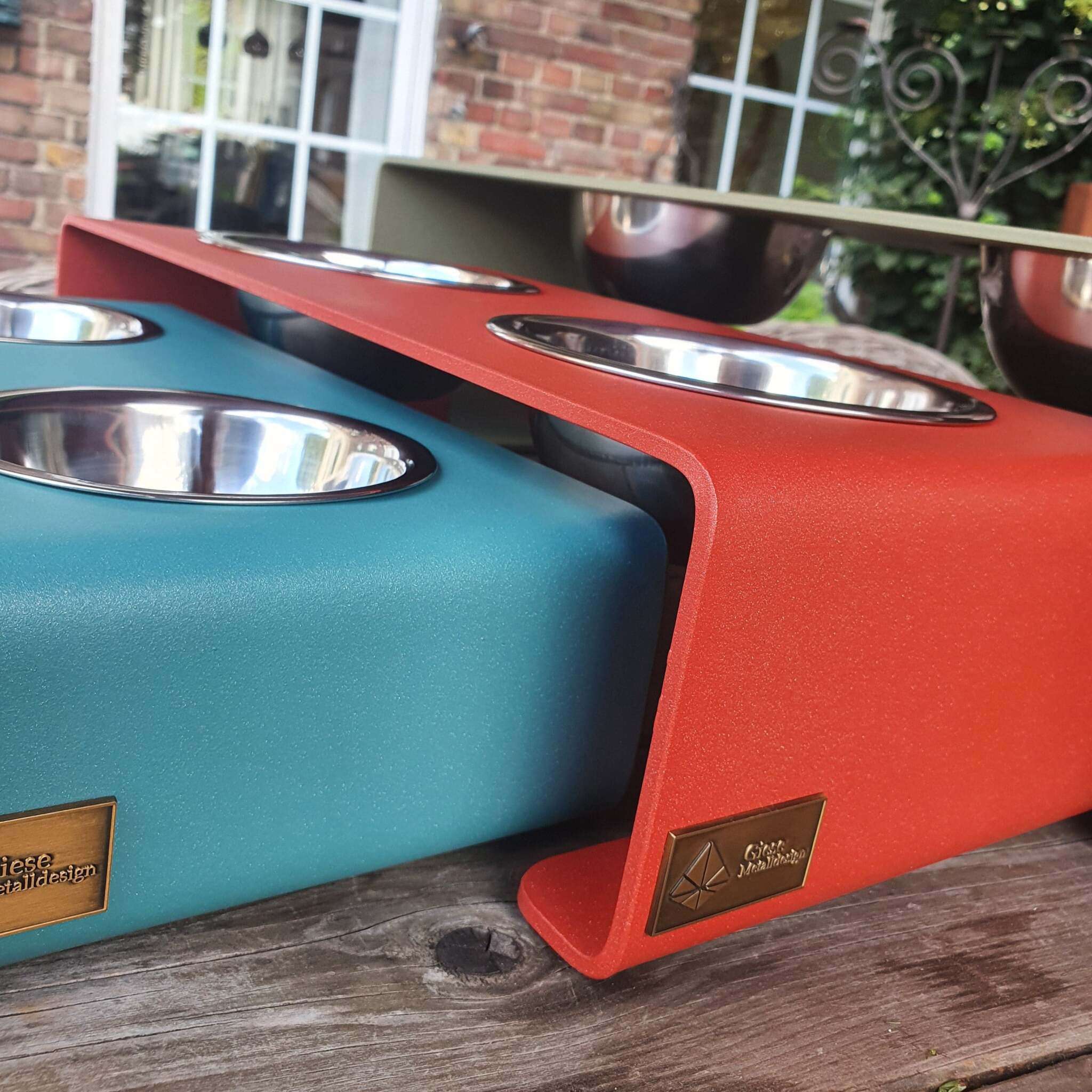 Futterstation für Hunde und Katzen aus Stahl mit Edelstahlnäpfen