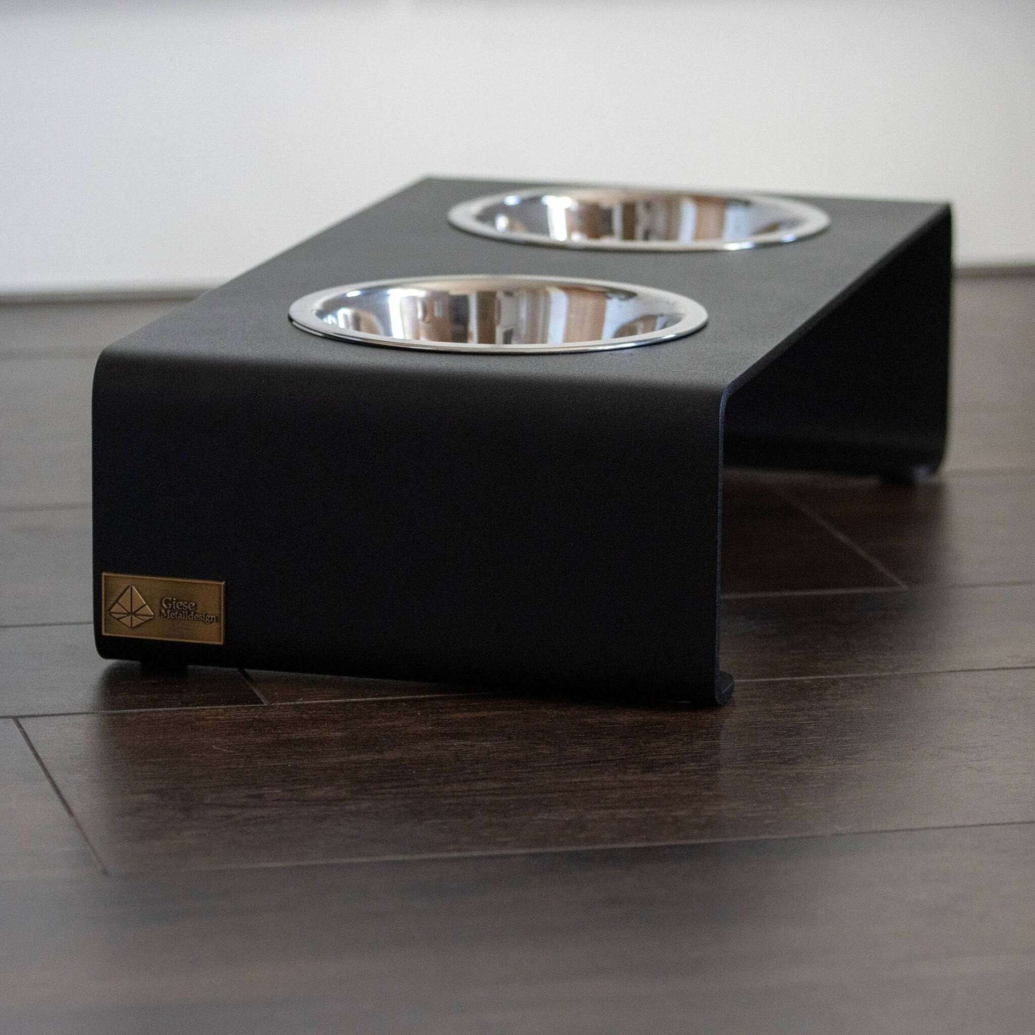 Futterstation für Hunde und Katzen aus Stahl mit Edelstahlnäpfen