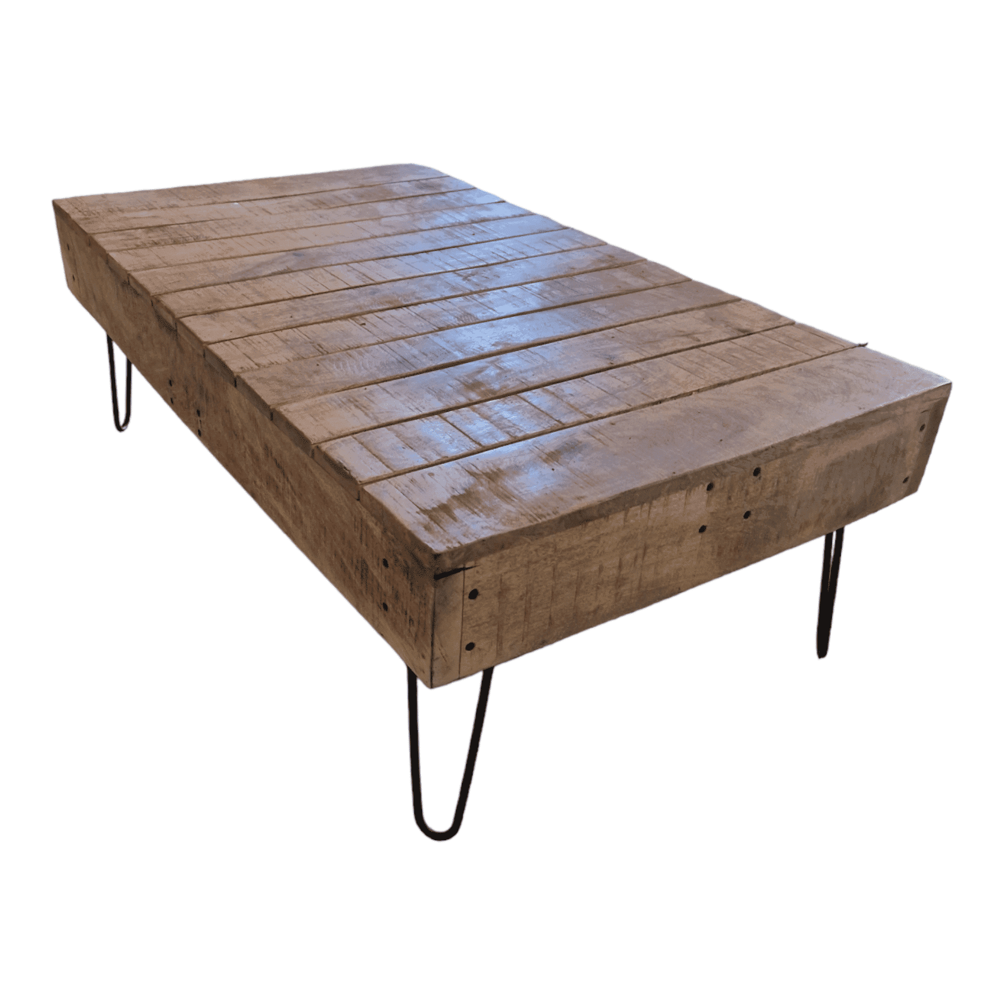 Rechteckiger Couchtisch aus hellem Mangoholz mit sichtbarer Maserung, dicker Platte und schwarzen, schlanken Metallbeinen.