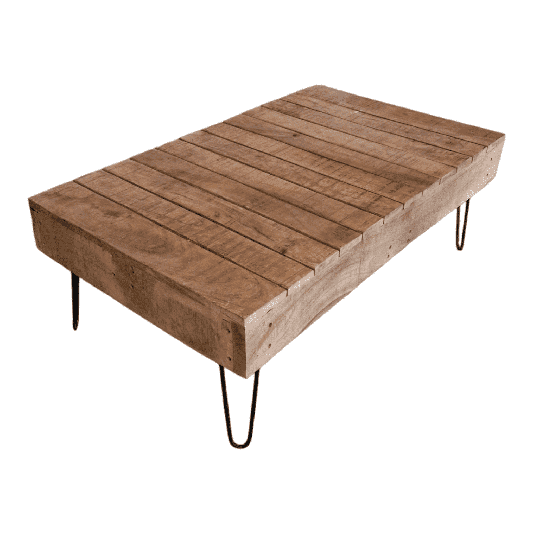 Ein rechteckiger Couchtisch aus hellem Massivholz mit sichtbarer Maserung, gestreifter Oberfläche und schwarzen Metallbeinen.