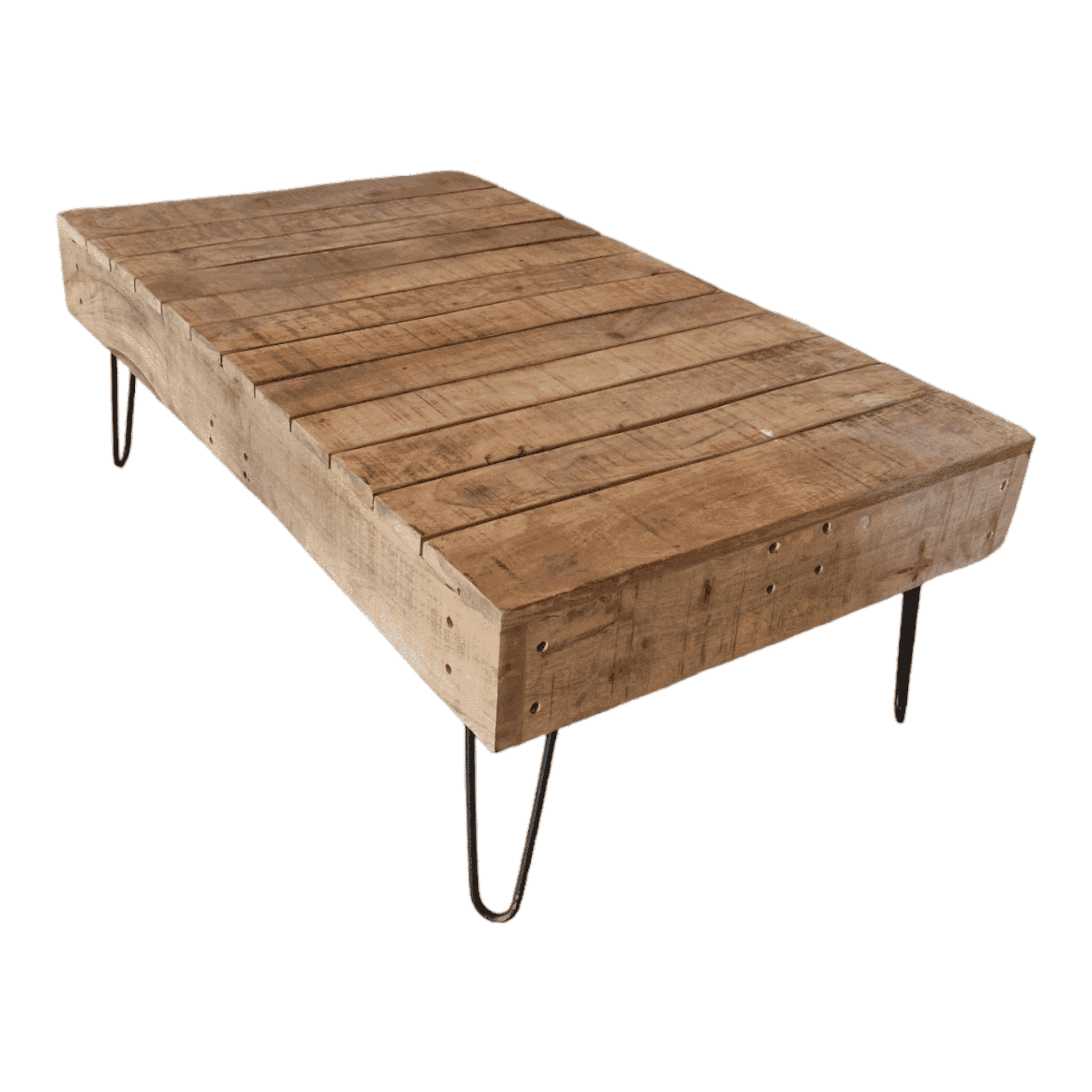 Ein rechteckiger Couchtisch aus hellem, robustem Mangoholz mit sichtbarer Holzmaserung und schwarzen, dünnen Metallbeinen.