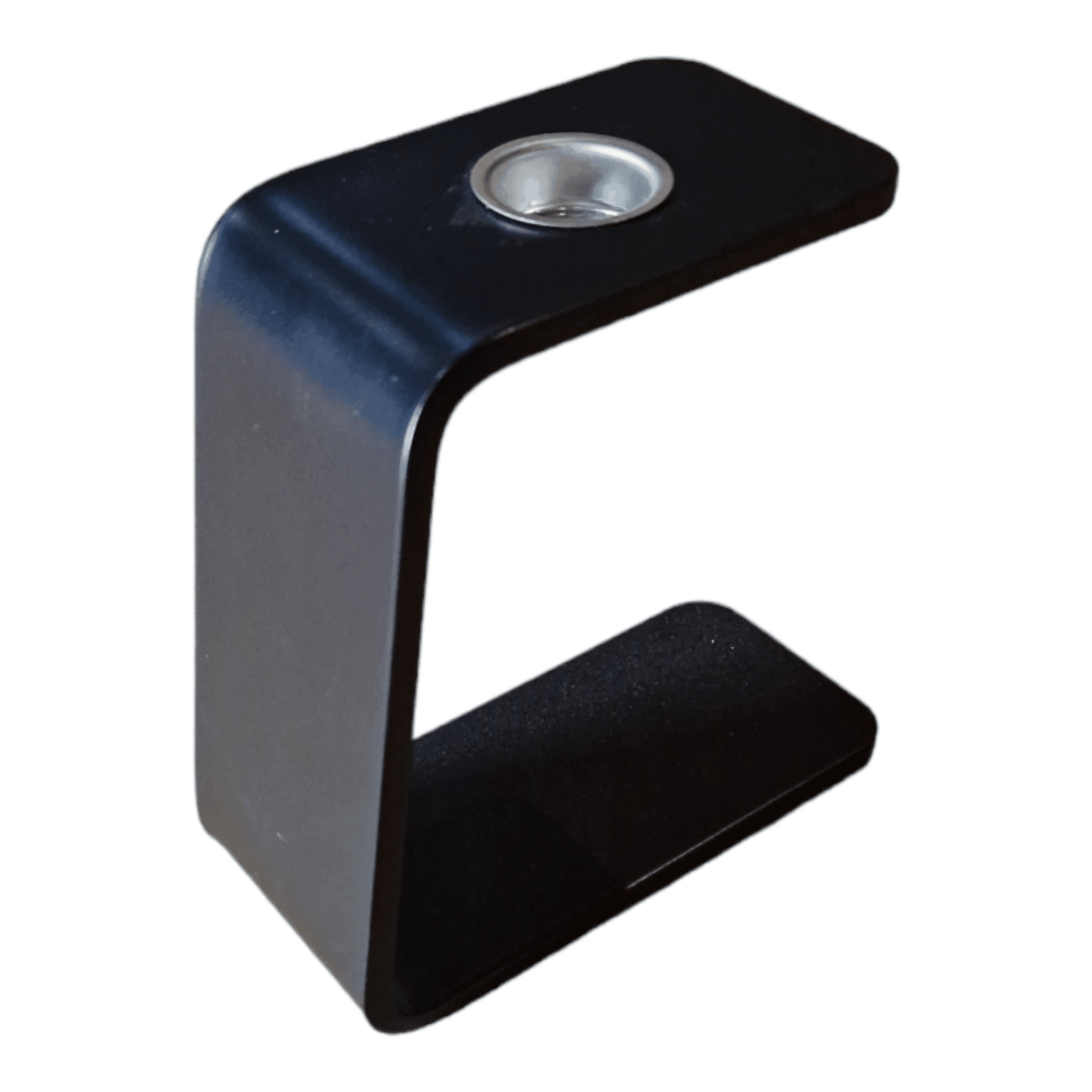 Ein schwarzer, moderner Kerzenständer in C-Form, aus Metall gefertigt. Oben befindet sich eine runde Vertiefung für eine Kerze.