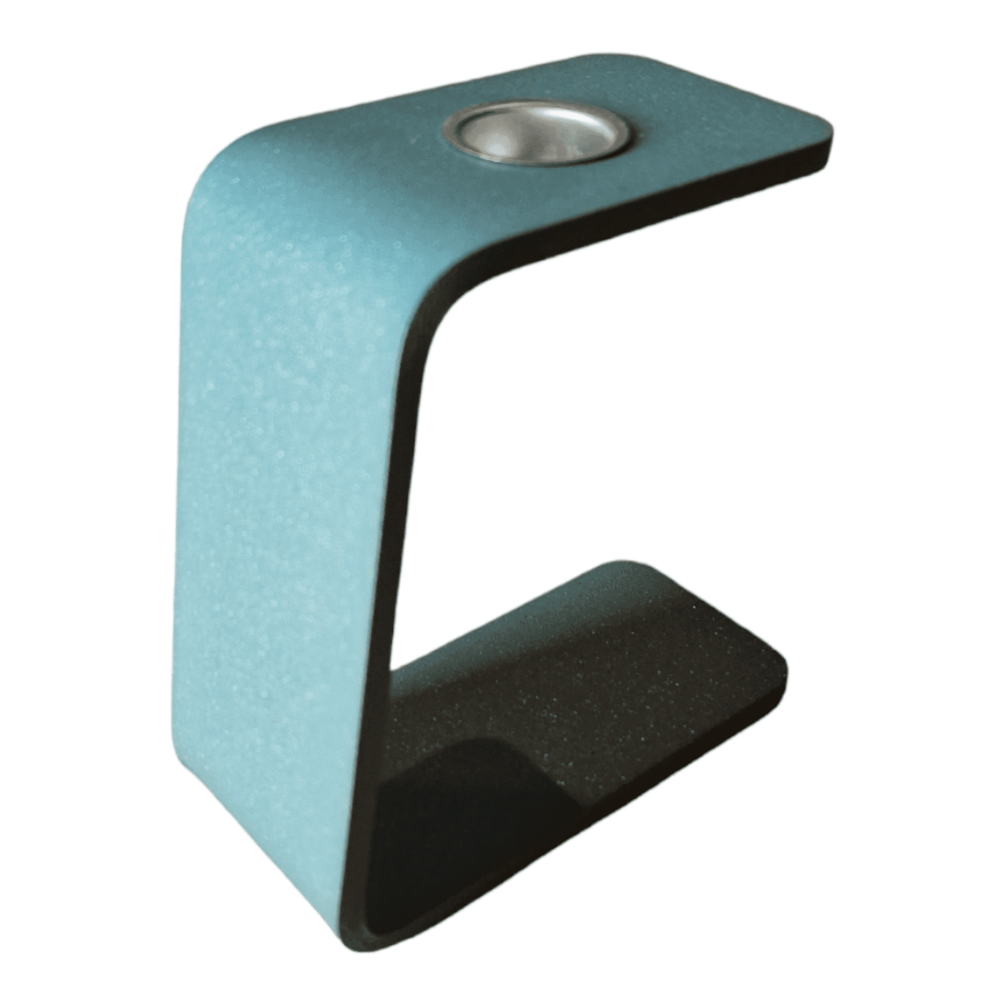 Ein moderner, C-förmiger Kerzenständer aus hellblauem Material mit mattem Finish; oben eingelassene Metallkerzenhalterung.