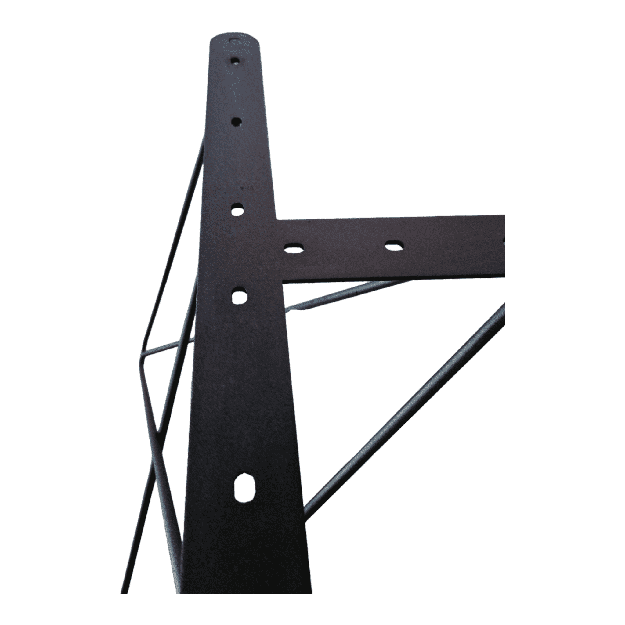 Ein schwarzes Metallgestell mit mehreren Schraublöchern und dünnen, abgewinkelten Drahtstäben im Hairpin-Design ist sichtbar.