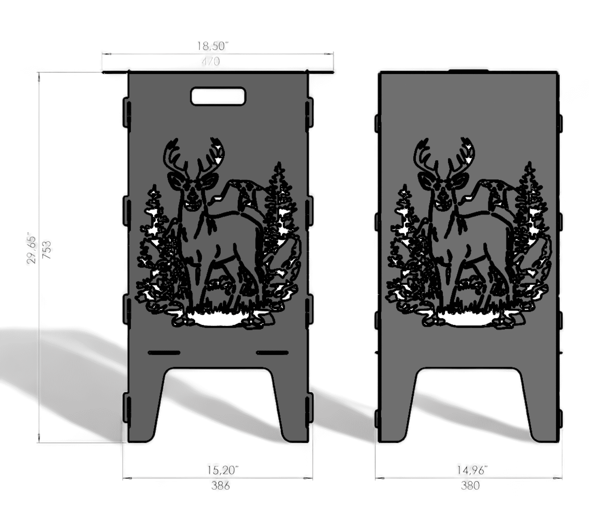 Zu sehen sind zwei aufrecht stehende rechteckige Metallplatten mit ausgeschnittenem Hirschmotiv inmitten von Bäumen, daneben Maßangaben. Oben haben die Platten jeweils einen rechteckigen Griff. Der Hirsch steht zentral vor Nadelbäumen und Felsen. Die Umrisse sowie Details des Waldbodens sind deutlich dargestellt. Die Maße der Platten werden in Zoll und Millimeter angegeben. Die Hintergründe sind schlicht und die Platten wirken stabil und robust, vermutlich Teil eines Feuer- oder Grillgeräts.
