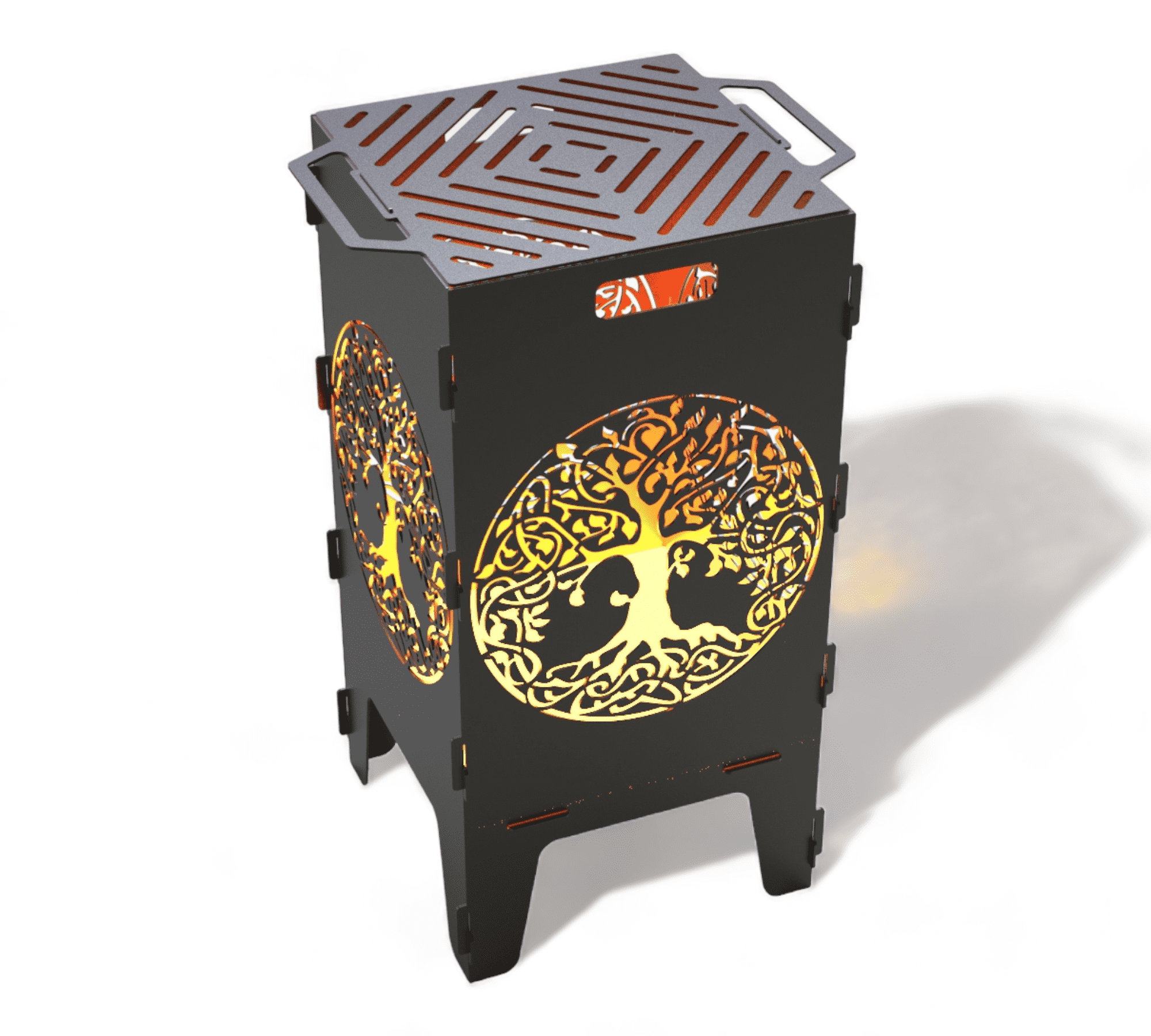 Ein rechteckiger Feuertonne aus Metall mit Grillrost oben, seitlich ausgeschnittenes Baum des Lebens Motiv, innen leuchtend. Auf jeder Seite sind Henkel und dekorative Muster sichtbar.