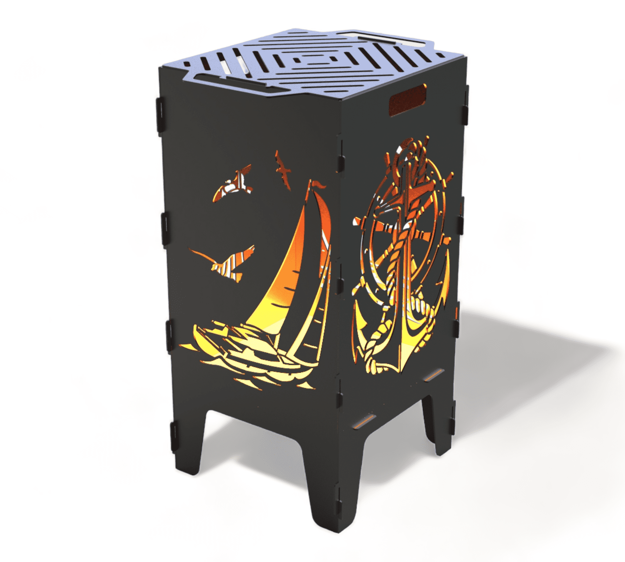 Ein schwarzer, rechteckiger Feuerkorb mit Grillrost, ausgestanztem Anker- und Segelboot-Motiv, dahinter leuchtendes Feuer.