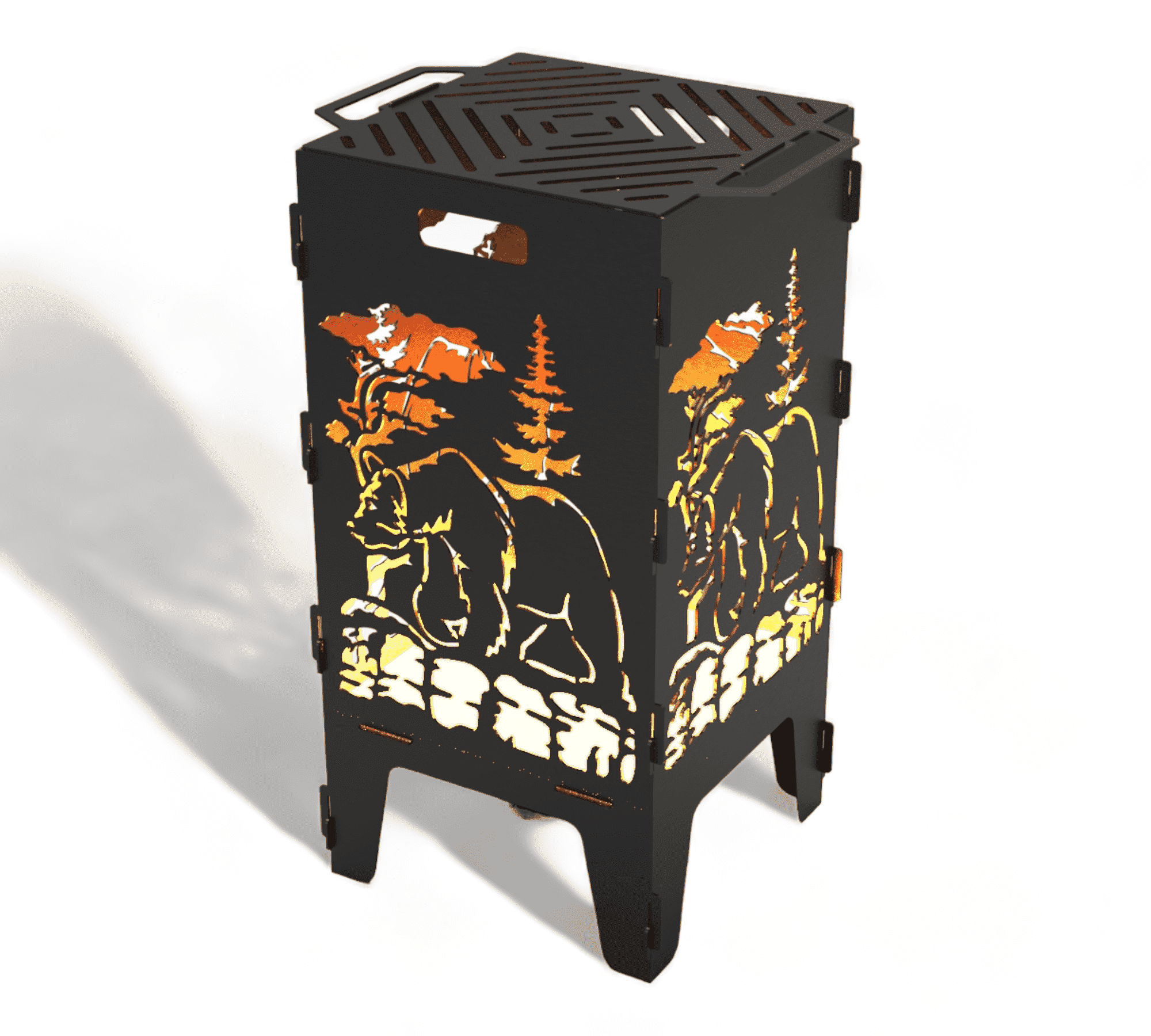 Ein schwarzer, eckiger Feuerkorb aus Metall mit Grillrost, ausgestanztem Bärenmotiv, Bäumen und Bergen als Designelemente.