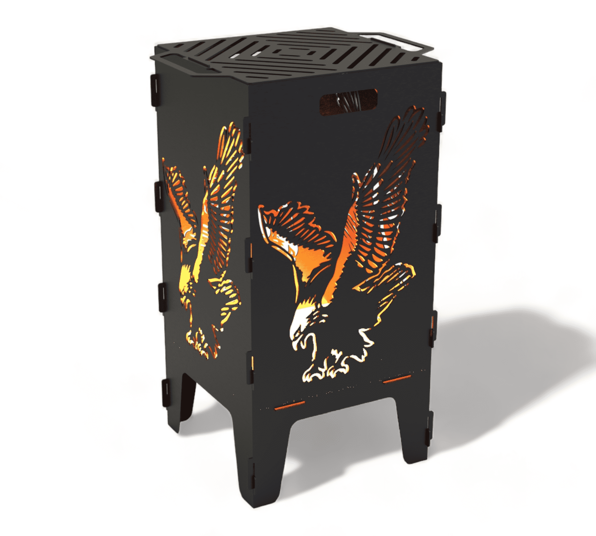 Zu sehen ist eine schwarze Feuertonne aus Metall mit ausgeschnittenem Adler-Motiv an den Seiten. Innen scheint ein warmes Licht. Oben liegt ein Grillrost mit Lüftungsschlitzen. Die Feuertonne steht auf vier Beinen und hat Tragegriffe an den Seiten.