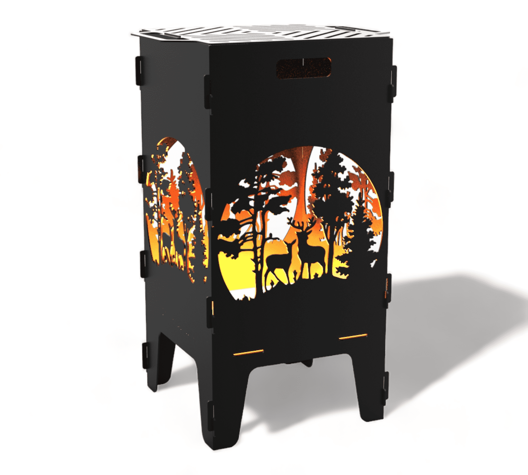 Ein quadratischer Feuerkorb aus Metall mit Grillrost, ausgeschnittenem Waldmotiv, Bäumen und zwei Hirschen vor Sonnenuntergang.