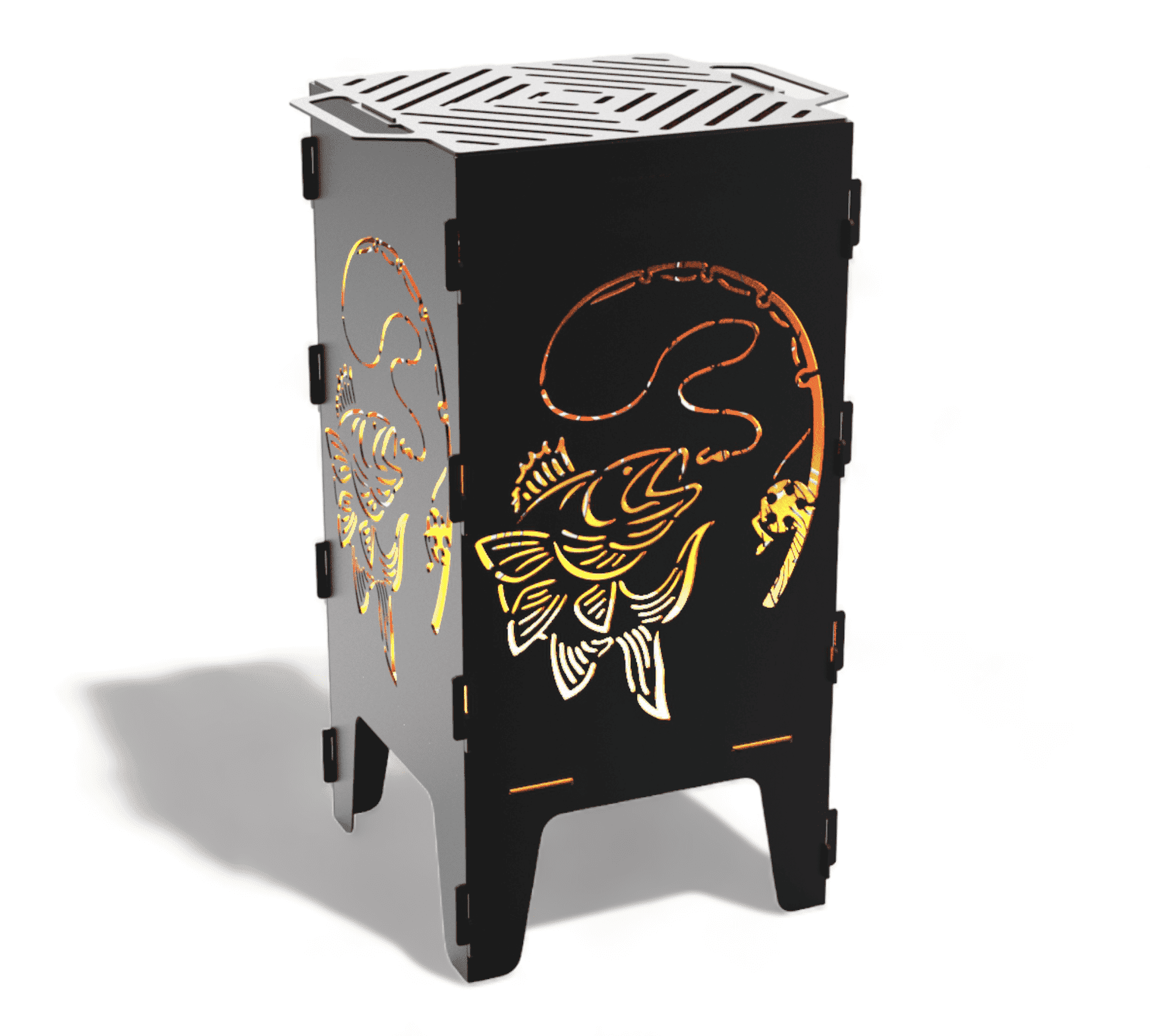 Zu sehen ist eine schwarze, rechteckige Feuertonne aus Metall mit ausgestanztem Angelmotiv, bestehend aus einem Fisch und Angelrute. Oben befindet sich ein herausnehmbarer Grillrost mit Schlitzen, die Ecken sind verschraubt. Die Tonne steht auf vier kurzen Beinen und wirft einen Schatten auf den weißen Hintergrund. Im Inneren schimmert ein warmes Licht durch die ausgeschnittenen Muster.