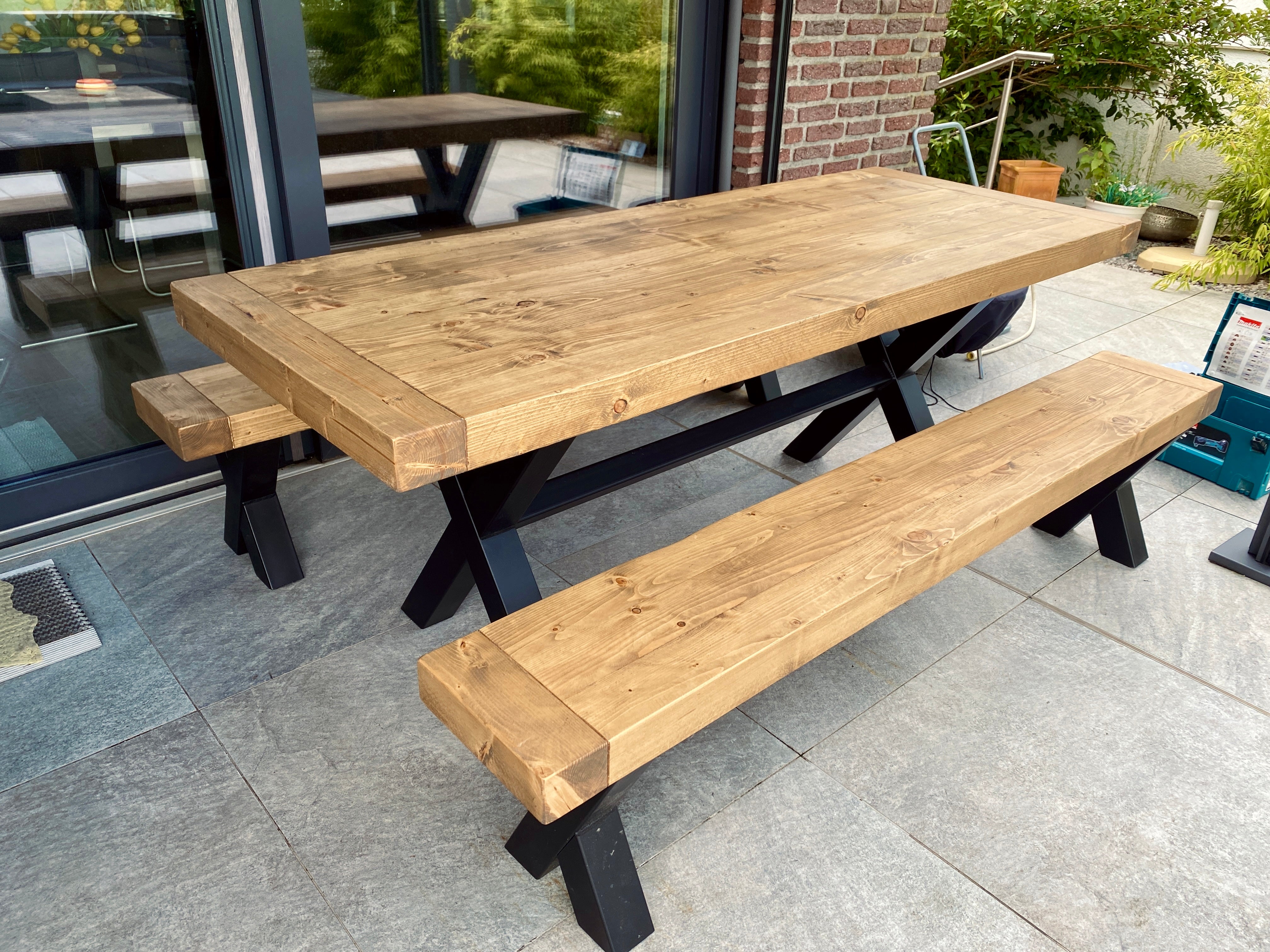 X Tischbein mit Strebe und X Bankbein Stahl