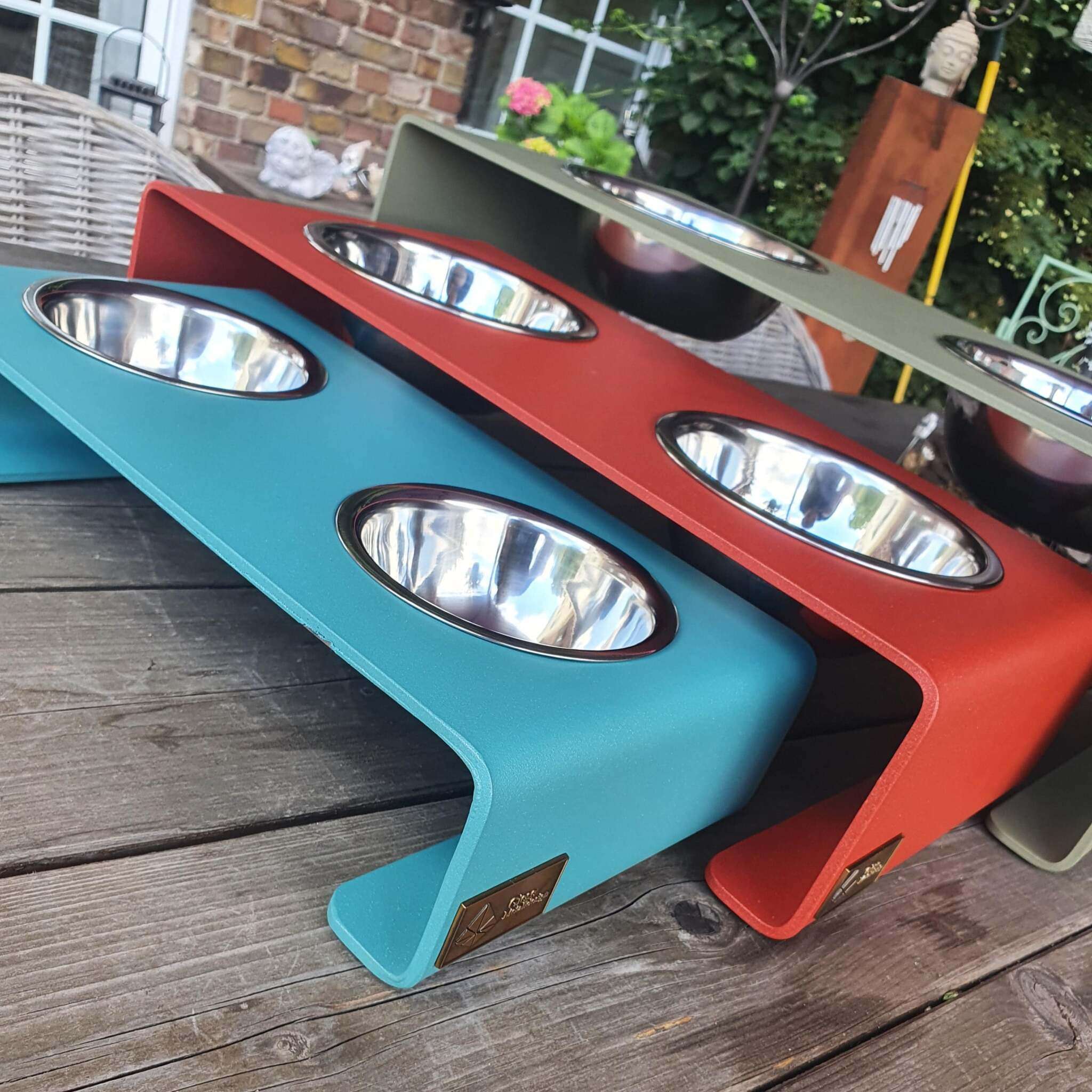 Futterstation für Hunde und Katzen aus Stahl mit Edelstahlnäpfen 