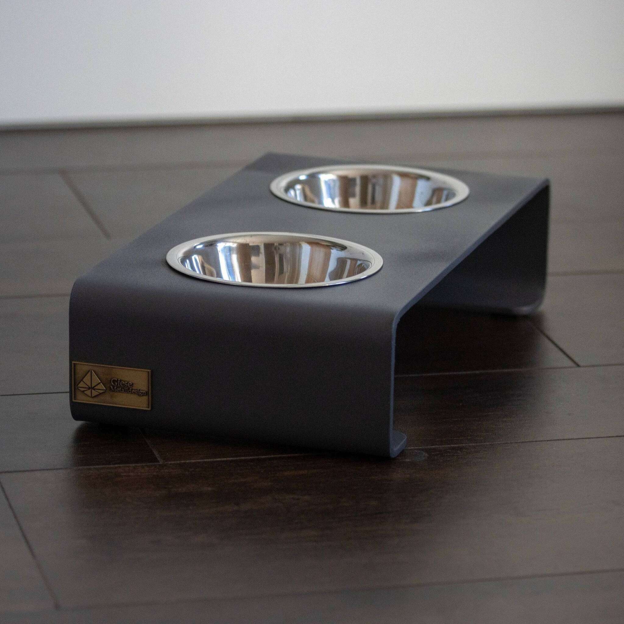 Futterstation für Hunde und Katzen aus Stahl mit Edelstahlnäpfen 