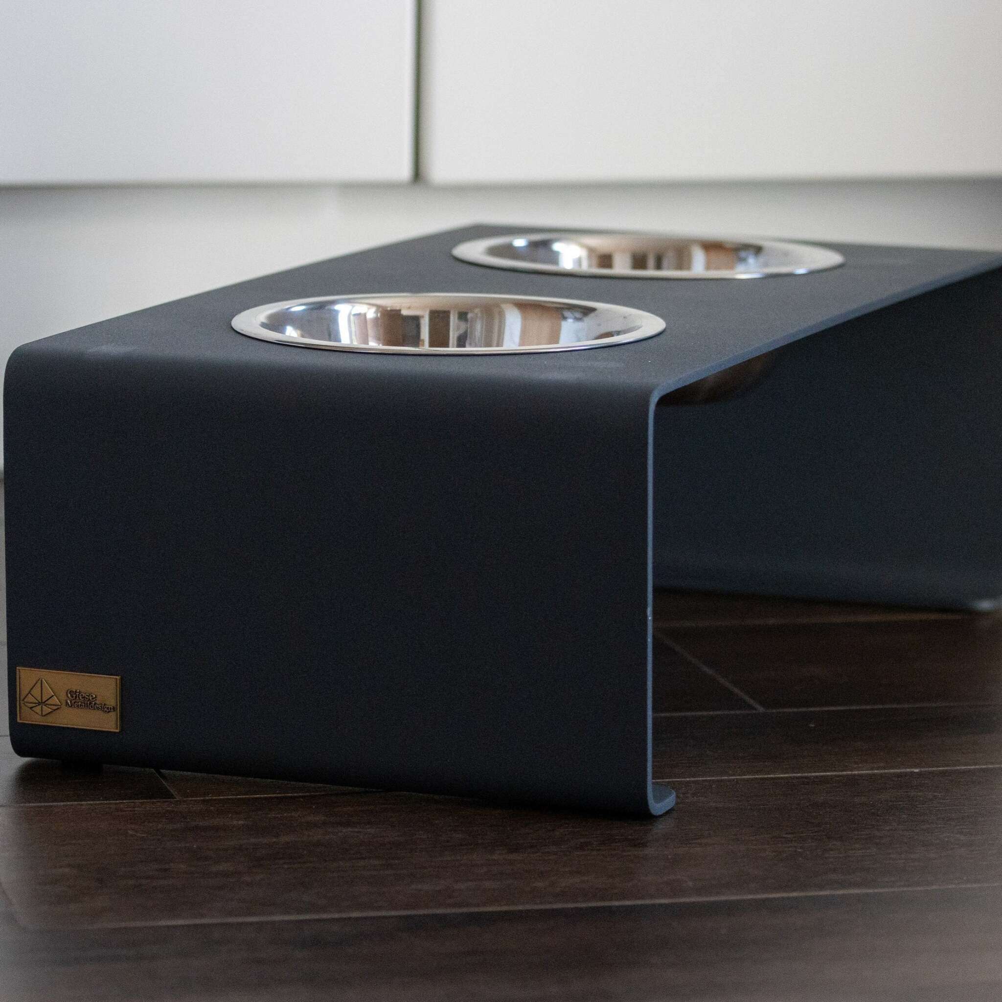 Futterstation für Hunde und Katzen aus Stahl mit Edelstahlnäpfen 