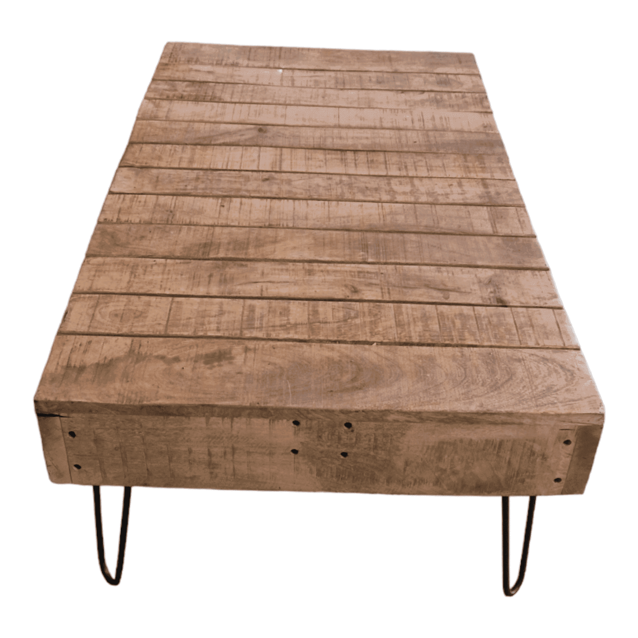 Rechteckiger Couchtisch aus massivem Mangoholz mit sichtbarer Holzmaserung, glatter Oberfläche und dunklen Metallbeinen.