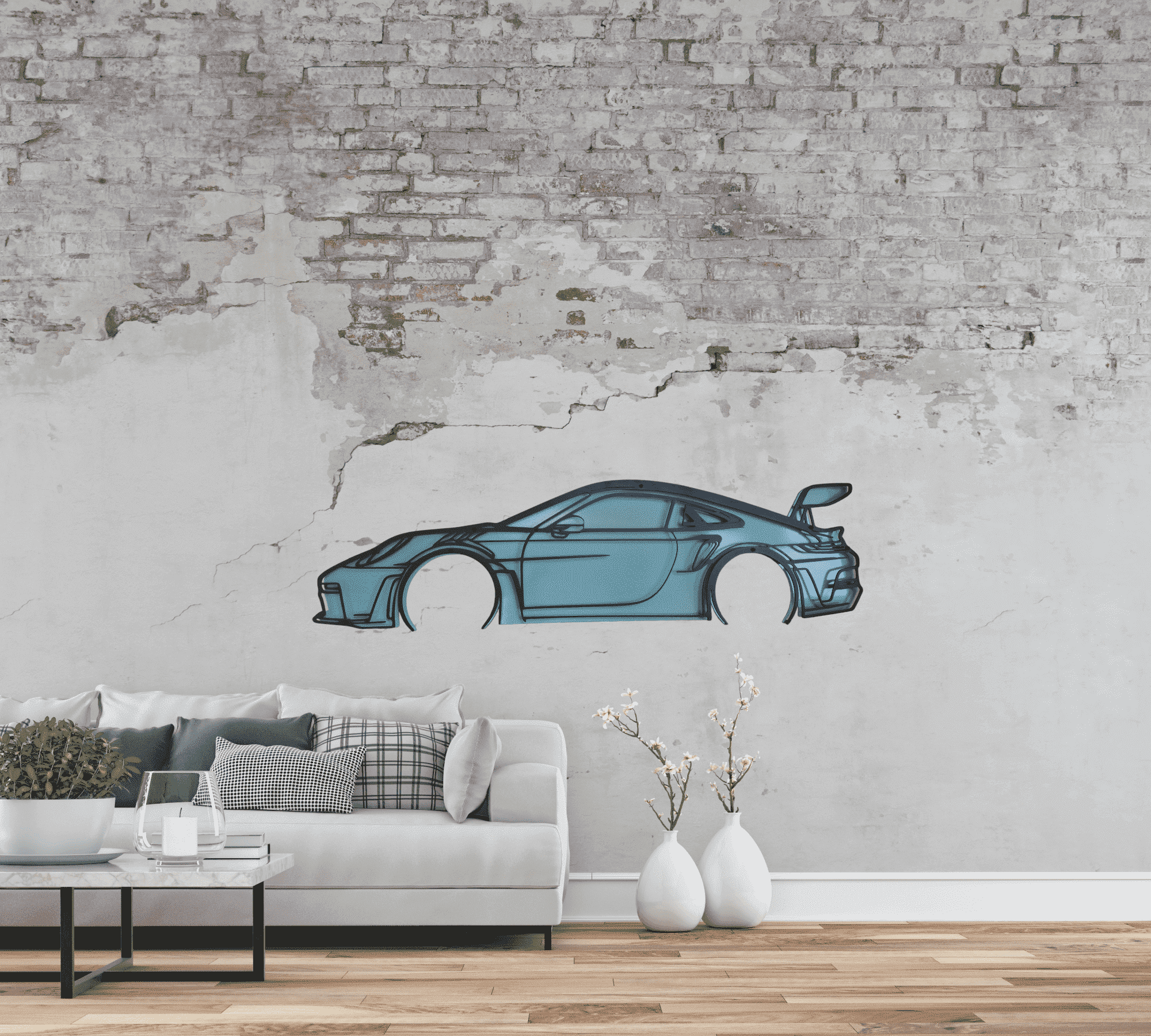 Ein Wohnzimmer mit hellem Sofa und gemusterten Kissen, Couchtisch mit Pflanze und Deko, vor einer Wand mit Backstein und Putz. An der Wand ein blaues 3D-Wandbild einer Porsche GT3 RS 992 Silhouette, daneben zwei weiße Vasen mit Blumen.